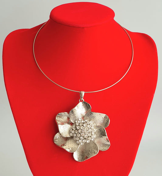 Silver plated Flower choker diamanté pendant necklace.