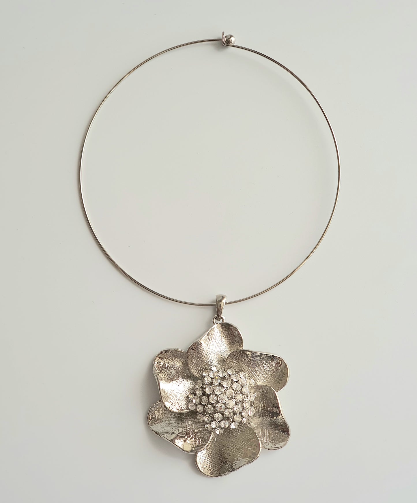 Silver plated Flower choker diamanté pendant necklace.